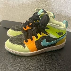 Kid air Jordan 1’s mid clover